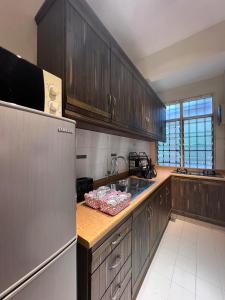Η κουζίνα ή μικρή κουζίνα στο EE's Sunset House - Homestay 3 min walk to beach