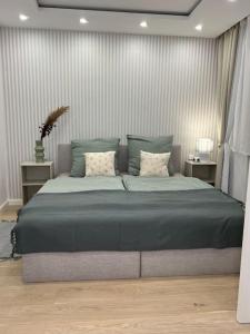 - une chambre dotée d'un grand lit avec des draps et des oreillers bleus dans l'établissement Welcome on Board, à Nuremberg