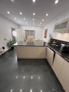 eine Küche mit einer schwarzen Arbeitsplatte in einem Zimmer in der Unterkunft Welcome on Board in Nürnberg