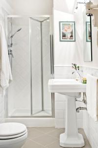 A bathroom at Casavilla Rentals by Torre a Cona