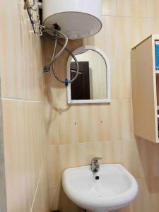 y baño con lavabo y espejo. en Tranquil Forest Retreat cozy Cottage near Sevan, en Sevan