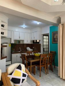 uma cozinha e sala de jantar com mesa e cadeiras em EMILIEZ PLACE em Baguio