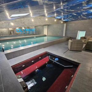 Bazén v ubytování Olympic Wellness & Spa Hotel nebo v jeho okolí