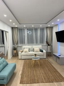 ein Wohnzimmer mit einem weißen Sofa und einem TV in der Unterkunft Welcome on Board in Nürnberg