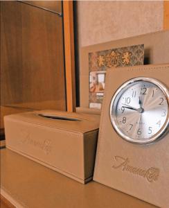 un reloj en una caja sentado en una mesa en Royal_hotel_hostel en Aktobe