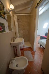 uma casa de banho com um lavatório e um WC em Agriturismo La valle em Peccioli