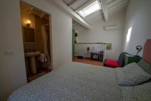 1 dormitorio con 1 cama y lavamanos en una habitación en Agriturismo La valle, en Peccioli