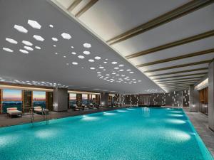 Bazén v ubytování Angsana Zhuhai Hengqing nebo v jeho okolí