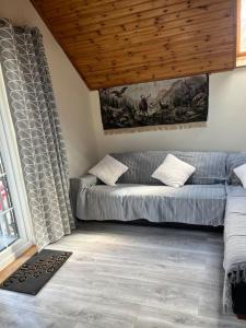 sala de estar con sofá y ventana en Kylemore Lakeview Retreat en Blessington