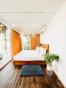 KadawataにあるContainer Villa Collectionのベッドルーム1室(ベッド1台、大きな窓付)