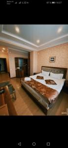 sypialnia z dużym łóżkiem w pokoju w obiekcie Royal_hotel_hostel w mieście Aktobe