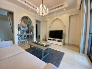 TV a/nebo společenská místnost v ubytování Unique Holiday home stay at Dubai Mall, Burj Khalifa & Palace