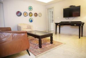 - un salon avec une table et un piano dans l'établissement Riad Prince Louis, à Yaoundé