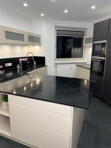 eine Küche mit einer schwarzen und weißen Arbeitsplatte in der Unterkunft Welcome on Board in Nürnberg