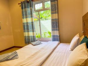 Uma cama ou camas num quarto em Thulusdhoo Inn