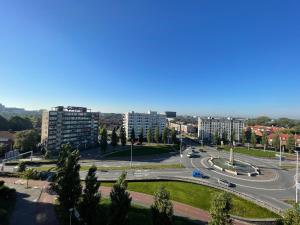 Apartment with city skyline في ليوواردن: اطلاله على مدينه بها مباني وشارع