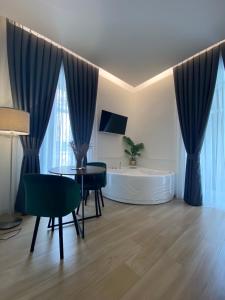 A television and/or entertainment centre at GUALTIERI B&b - LUXURY ROOMS