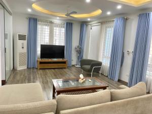 TV a/nebo společenská místnost v ubytování Chon Stay