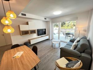sala de estar con sofá y mesa en PUSHE Playa Granada Beach & Golf 15, en Motril