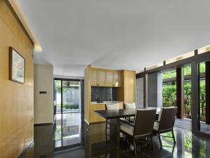 a kitchen and dining room with a table and chairs at Angsana Zhuhai Hengqing in Zhuhai