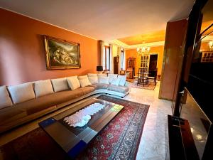 un soggiorno con divano e tavolo di ELEGANTE Villa NAKHIL con jacuzzi a Spinea