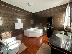 Kylpyhuone majoituspaikassa ELEGANTE Villa NAKHIL con jacuzzi