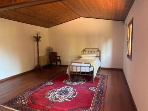 una camera con un letto e un tappeto rosso di ELEGANTE Villa NAKHIL con jacuzzi a Spinea