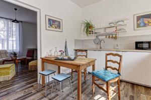 cocina y sala de estar con mesa y sillas en Villa Jeannot - Maison avec jardin, en Laon