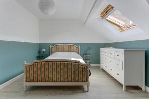 ランにあるVilla Jeannot - Maison avec jardinのベッドルーム1室(ベッド1台、白いドレッサー付)