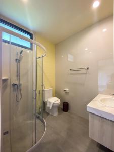 ein Bad mit einer Dusche, einem WC und einem Waschbecken in der Unterkunft JINGLE JUNGLE RESORT KHAOYAI in Mu Si