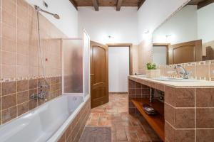 uma casa de banho com uma banheira e um lavatório em Villa Rossu em Nuxis