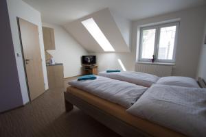 ルハチョヴィツェにあるVila Anetaのベッドルーム1室(ベッド2台、窓付)