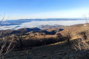 una vista de las colinas con nubes en el fondo en Sguardo nel bosco - Appartamento - Terminillo, en Terminillo