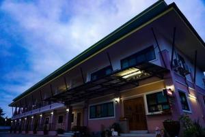 a building with a lit up second floor with a balcony at สงค์ศักดิ์พะเยา in Phayao