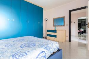 um quarto com uma cama e um armário azul em A casa di Elga em Termoli