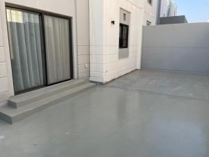 an empty parking lot in front of a building at Unique Home in Yanbu