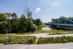 uma ponte azul sobre um rio ao lado de uma estrada em Wohnung - zur Länd em Moosburg