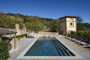 The swimming pool at or close to Casavilla Rentals by Torre a Cona