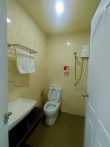 Koupelna v ubytování Doisky Phangnga