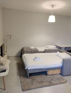 Łóżko lub łóżka w pokoju w obiekcie Kotimaailma - Saunallinen Iso 2MH asunto