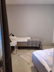Łóżko lub łóżka w pokoju w obiekcie Kotimaailma - Saunallinen Iso 2MH asunto