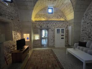 A television and/or entertainment centre at Dimora Storica San Giovanni