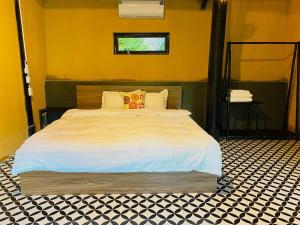 ein Schlafzimmer mit einem großen weißen Bett in einem Zimmer in der Unterkunft Moc Chau Retreat in Mộc Châu