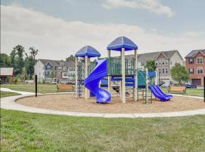 plac zabaw z niebieskimi zjeżdżalniami w parku w obiekcie Stunning four-bedroom town home w mieście Millersville