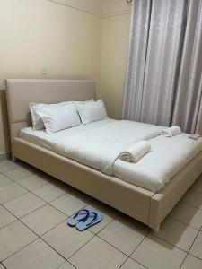 ein Bett mit zwei Handtüchern darüber in der Unterkunft Wenwa Homes South B702037774 (1 bedroom) in Nairobi