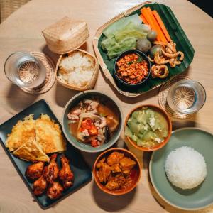 stół z wieloma różnymi potrawami w obiekcie อุ่นไอมาง สะปัน w mieście Ban Huai Ti