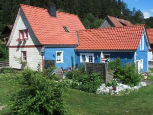 a blue house with an orange roof at Ferienhaus Matti in Kamschlacken