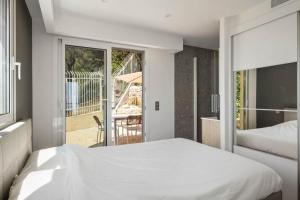 una camera con letto e vista su un patio di Les Terrasses de Monaco a Roquebrune-Cap-Martin