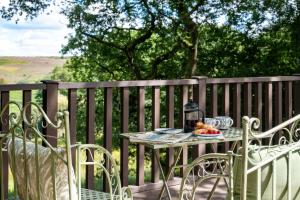 a table with a plate of fruit on a fence at The Lookout in Fritham