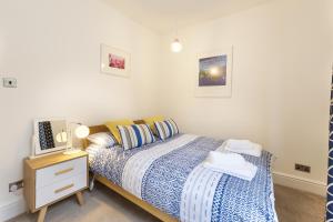 a bedroom with two beds and a nightstand with a bed sidx sidx sidx sidx at Hidden Gem – Luxe Clifton Apartment with Views in Bristol